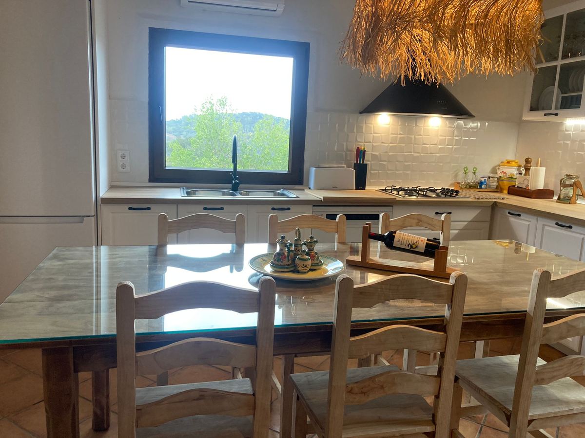 Mesa de comedor bajo la campana de la cocina, preparada para el grupo