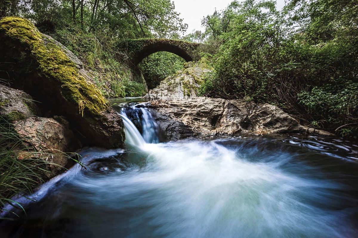 Puente de piedra sobre el arroyo, en el enclave del Charco de la Olla