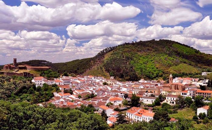 Pueblo blanco de la Sierra de Aracena rodeado de dehesa
